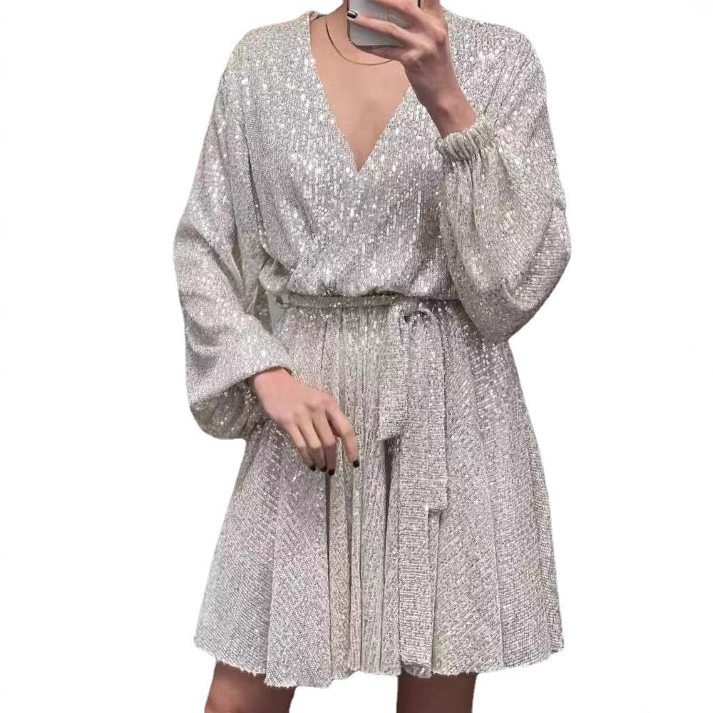 Kvinnors glittrande mini klänning med V-hals och eleganta puffärmar Mirla-Eva Jonsson
