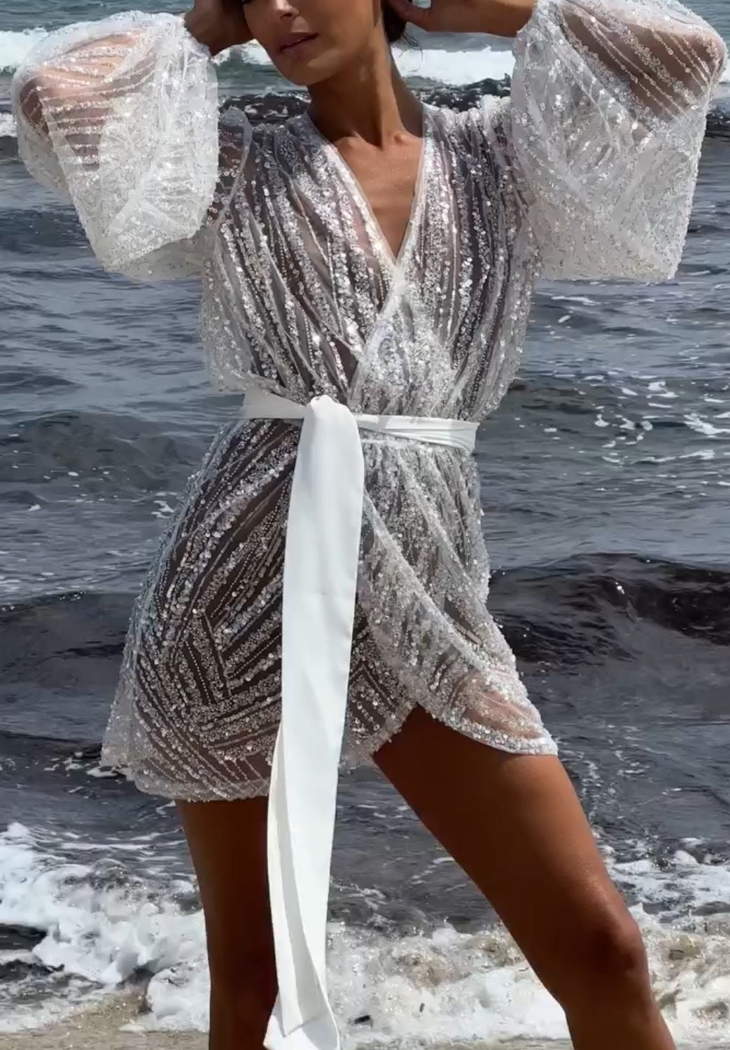 Kvinnors glittrande strandrock med elegant bälte och breda utsvängda ärmar Mirla-Eva Jonsson