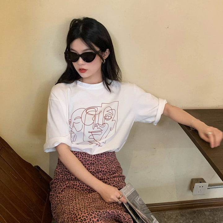 Kvinnors grafisk t-shirt med modern linjekonstdesign och avslappnad passform-Eva Jonsson
