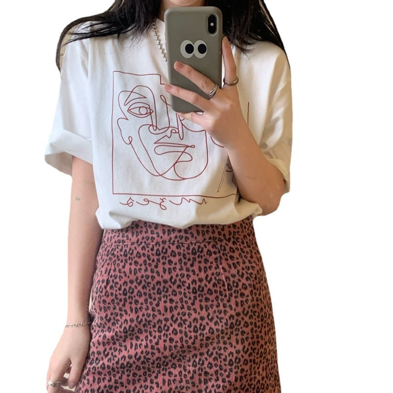 Kvinnors grafisk t-shirt med modern linjekonstdesign och avslappnad passform-Eva Jonsson