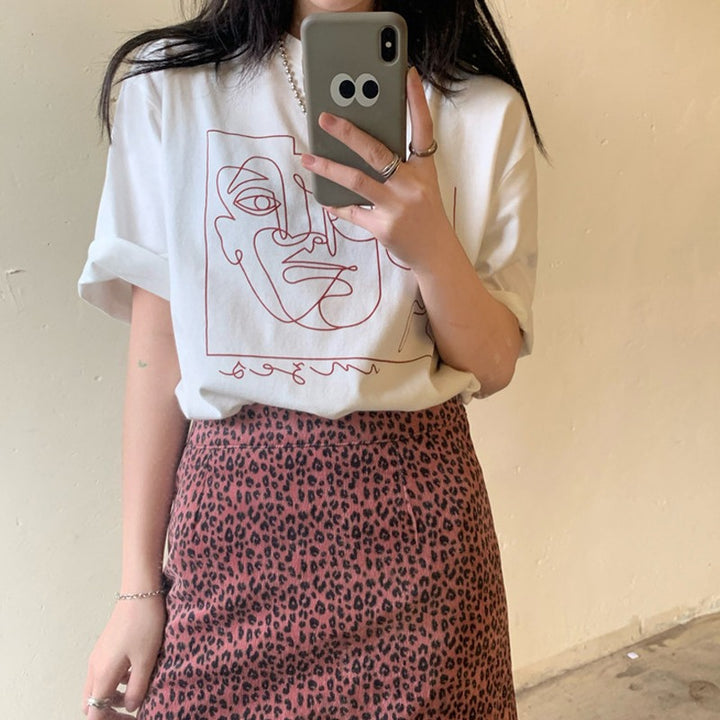 Kvinnors grafisk t-shirt med modern linjekonstdesign och avslappnad passform-Eva Jonsson