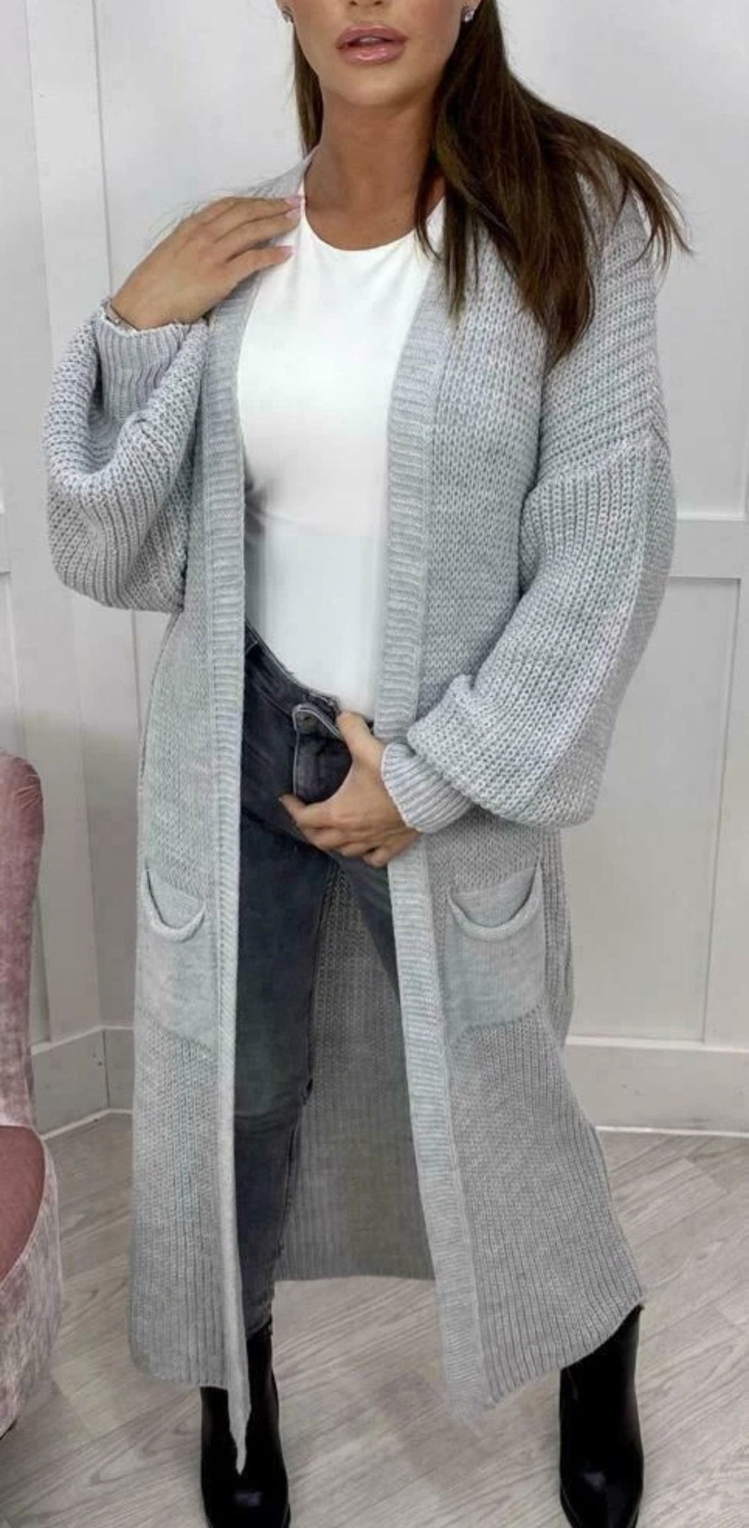 Kvinnors grovt stickad kappa i en avslappnad öppen design Mirla-Eva Jonsson