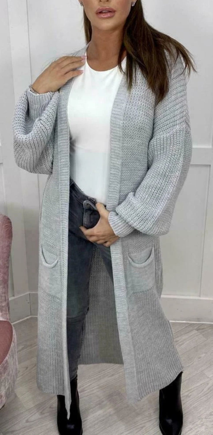 Kvinnors grovt stickad kappa i en avslappnad öppen design Mirla-Eva Jonsson