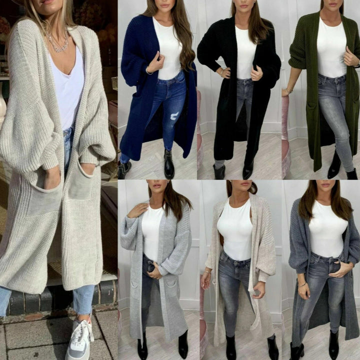 Kvinnors grovt stickad kappa i en avslappnad öppen design Mirla-Eva Jonsson