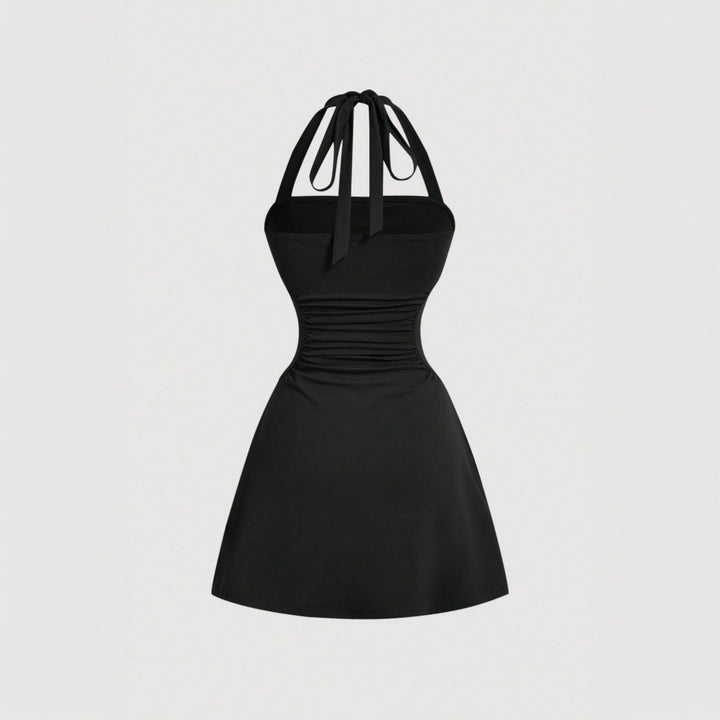 Kvinnors halterneck klänning med figur-flattering drapering och stiligt ryggsnörningsdesign Mirla-Eva Jonsson