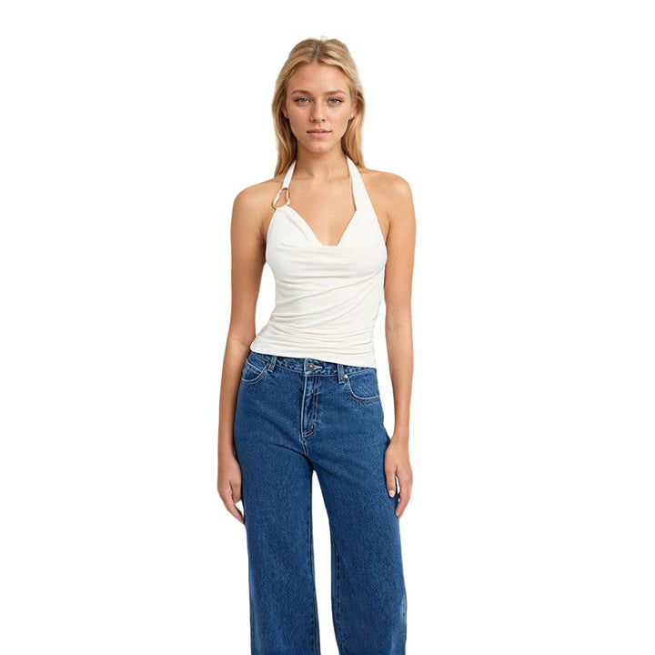 Kvinnors halterneck-top med elegant drapering och moderiktig ringdetalj Mirla-Eva Jonsson