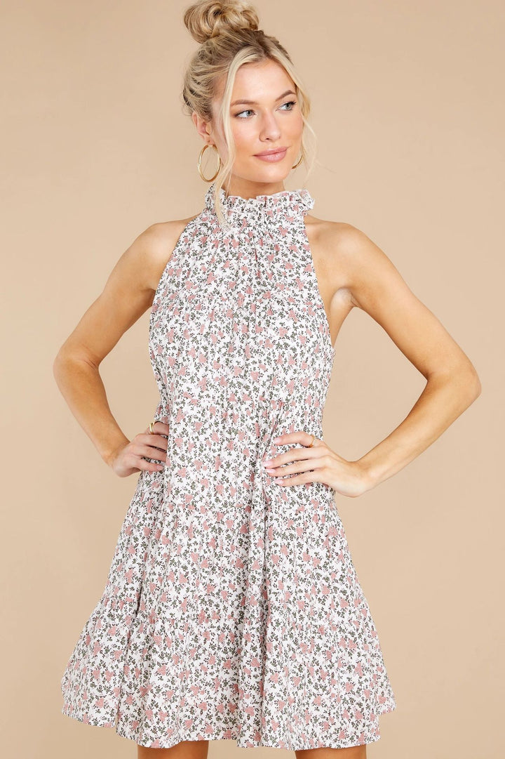 Kvinnors halterneckklänning med lekfullt blommönster och volangdetaljer-Eva Jonsson