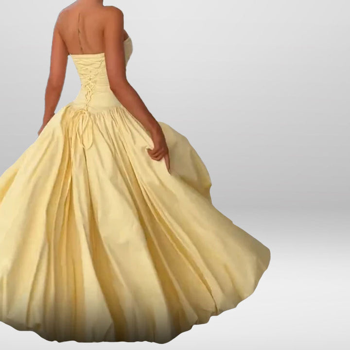 Kvinnors högkvalitativa bandeau maxi klänning med elegant slits och voluminös kjol Mirla-Eva Jonsson