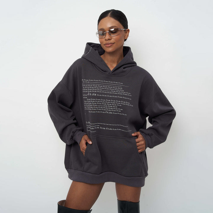 Kvinnors högkvalitativa oversized hoodie med modern text Mirla-Eva Jonsson