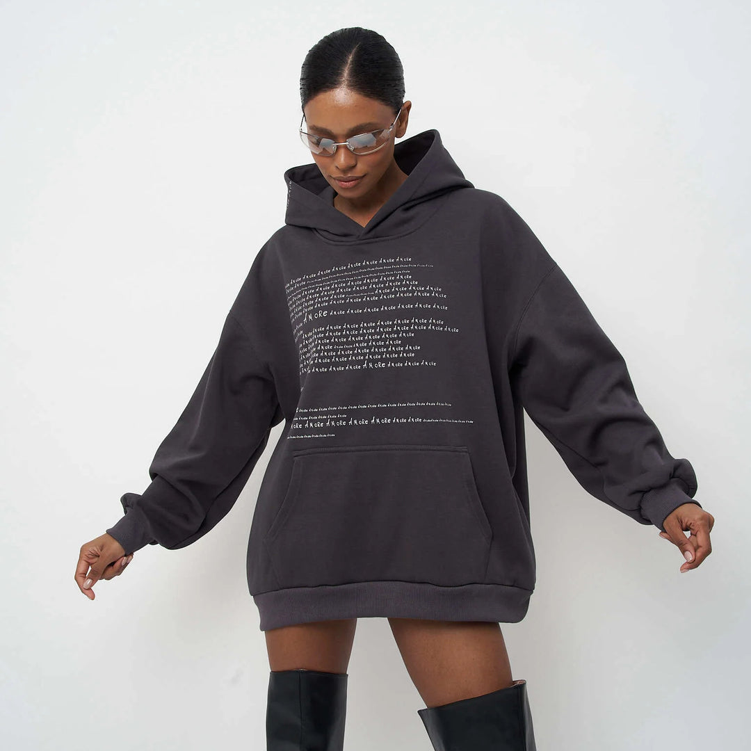 Kvinnors högkvalitativa oversized hoodie med modern text Mirla-Eva Jonsson