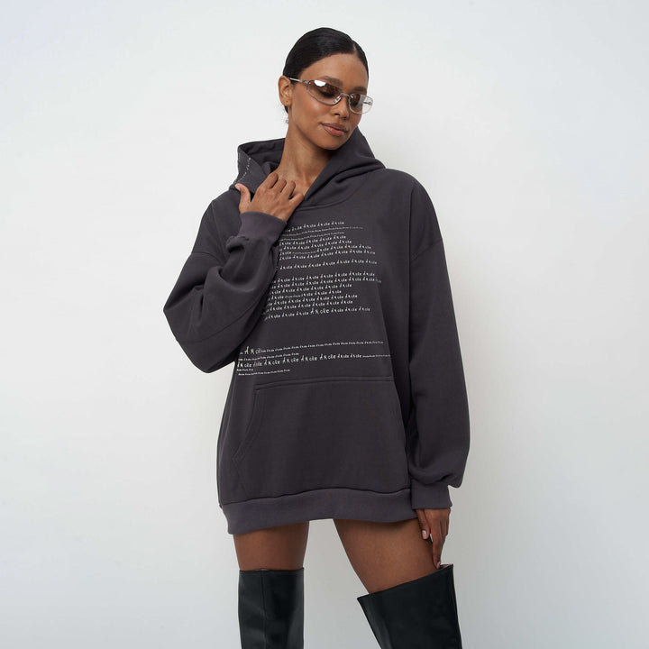 Kvinnors högkvalitativa oversized hoodie med modern text Mirla-Eva Jonsson