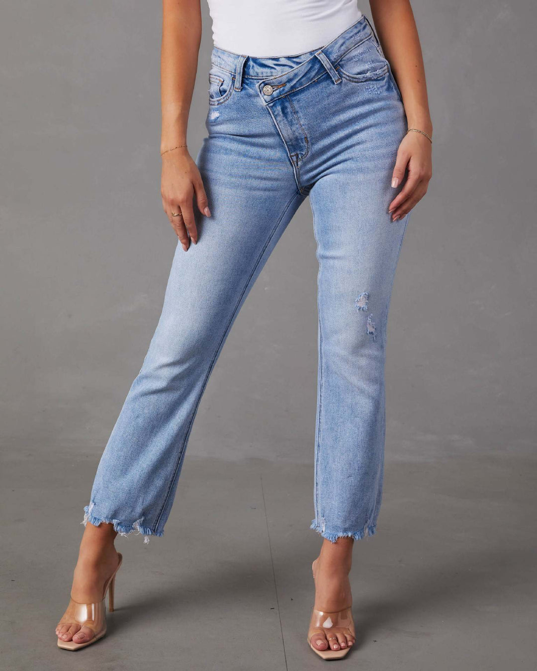 Kvinnors högmidjade jeans med trendiga fransar och slitna detaljer Mirla-Eva Jonsson