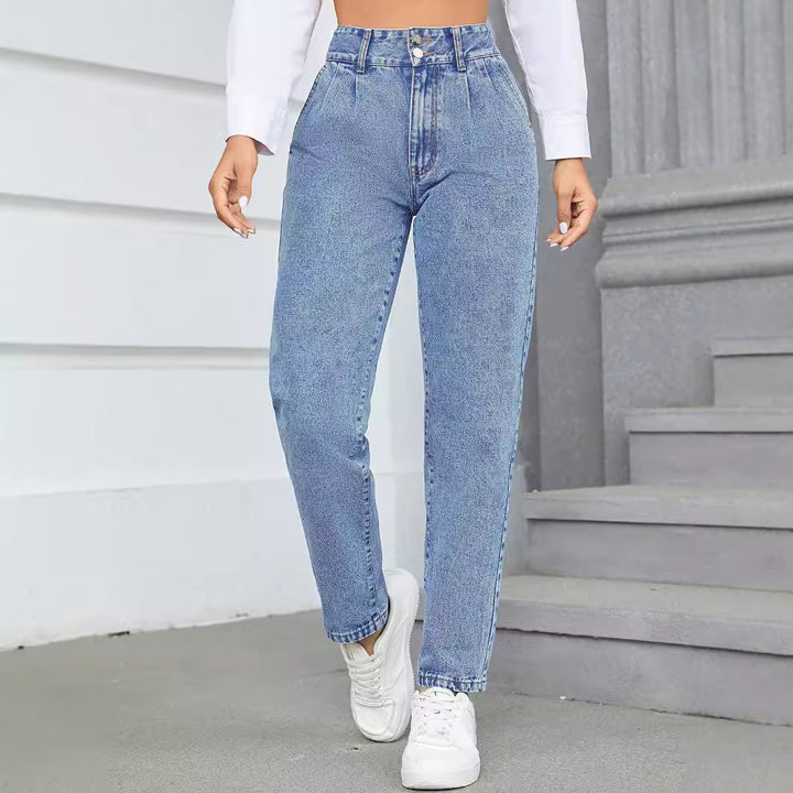 Kvinnors högmidjade kille jeans med klassisk skärning och knappdetaljer Mirla-Eva Jonsson