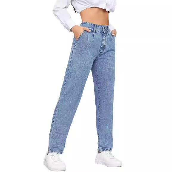 Kvinnors högmidjade kille jeans med klassisk skärning och knappdetaljer Mirla-Eva Jonsson