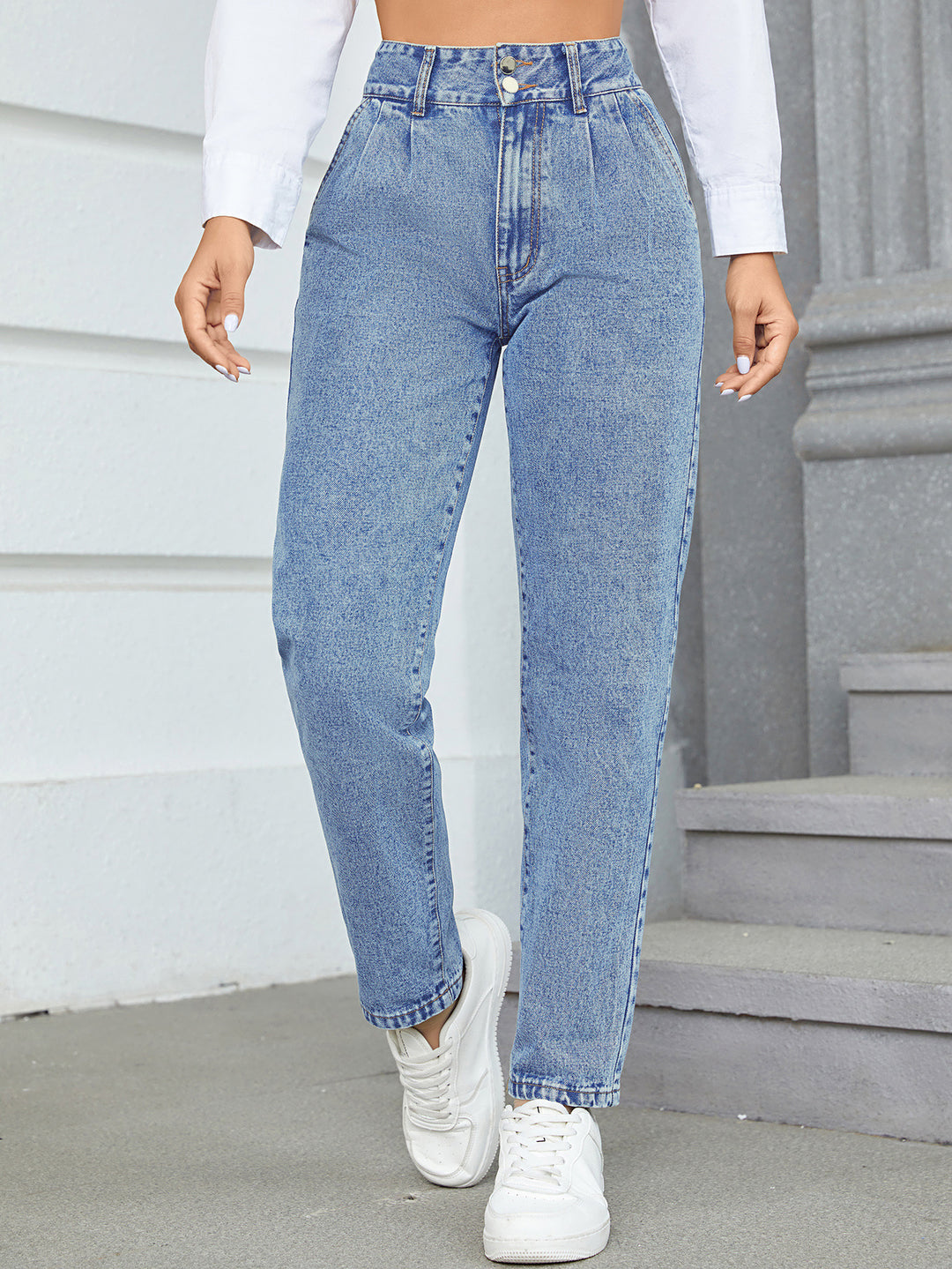 Kvinnors högmidjade kille jeans med klassisk skärning och knappdetaljer Mirla-Eva Jonsson