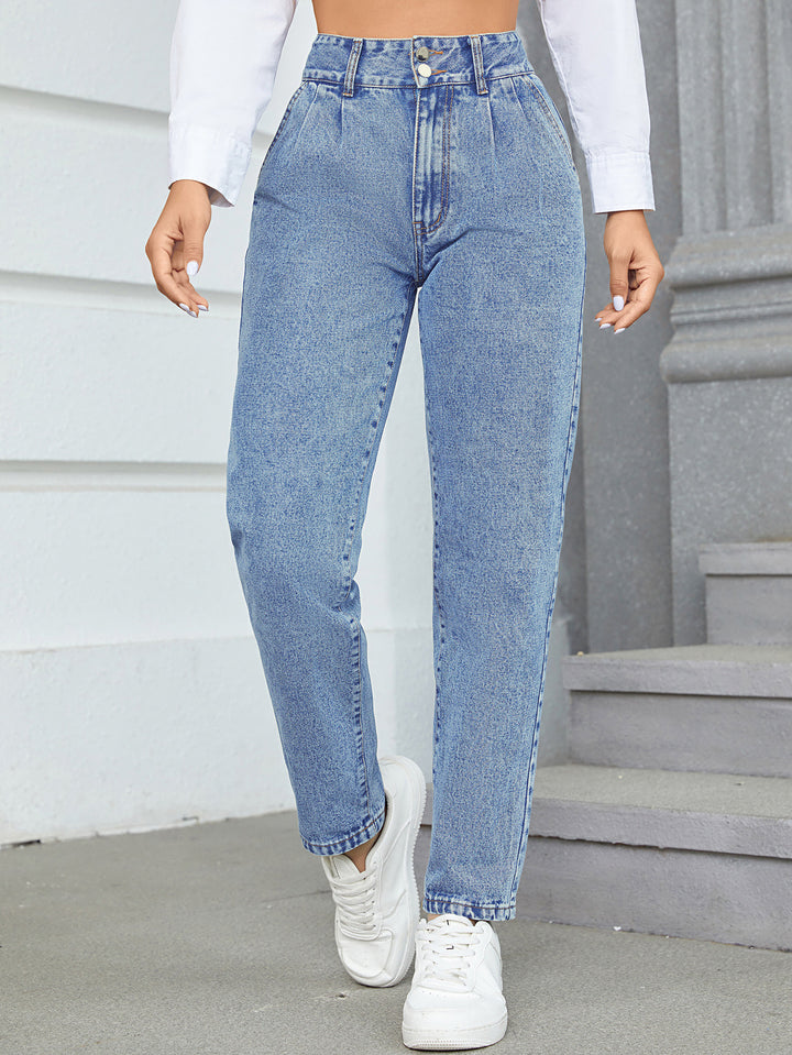 Kvinnors högmidjade kille jeans med klassisk skärning och knappdetaljer Mirla-Eva Jonsson