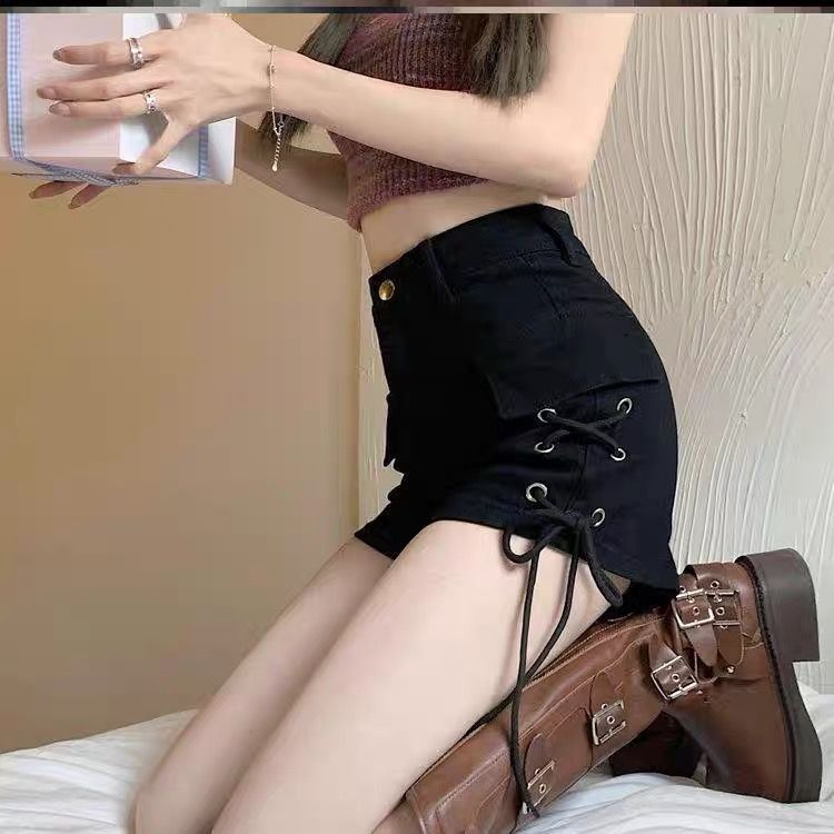 Kvinnors högmidjade shorts med sidoflätad detalj och praktiska fickor-Eva Jonsson