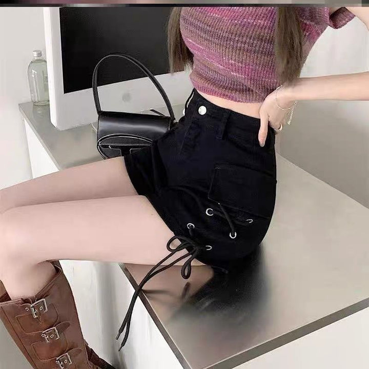 Kvinnors högmidjade shorts med sidoflätad detalj och praktiska fickor-Eva Jonsson