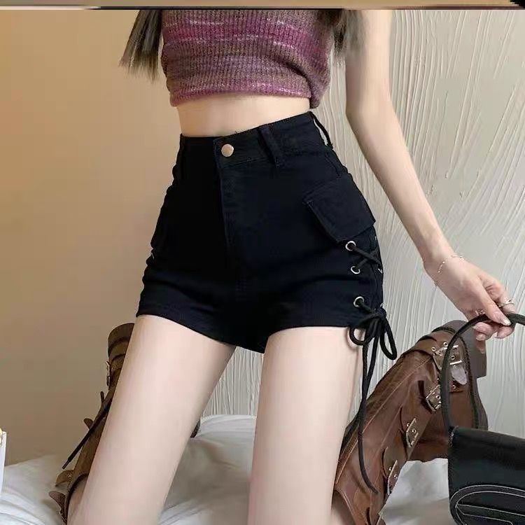 Kvinnors högmidjade shorts med sidoflätad detalj och praktiska fickor-Eva Jonsson
