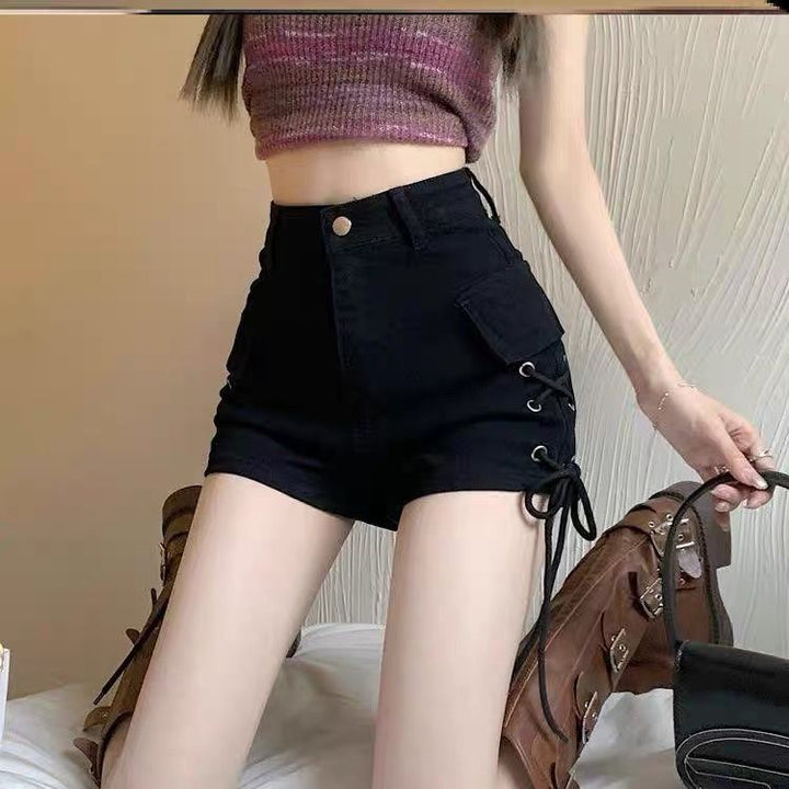 Kvinnors högmidjade shorts med sidoflätad detalj och praktiska fickor-Eva Jonsson