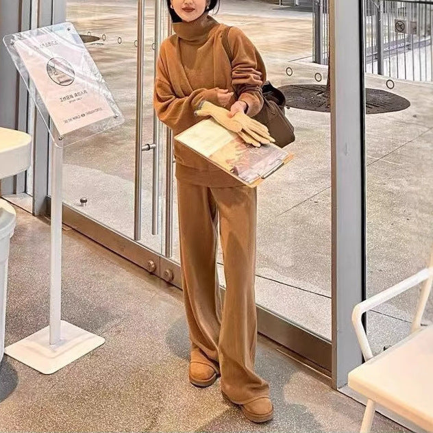 Kvinnors högmidjade stickade tröja med trendy ståkrage och mjukt material Mirla-Eva Jonsson