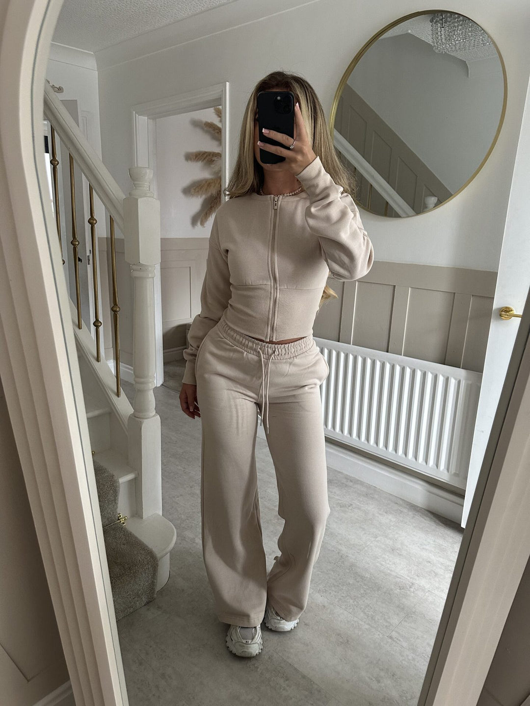 Kvinnors högskurna sport- och lounge-set med modern dragkedja Mirla-Eva Jonsson