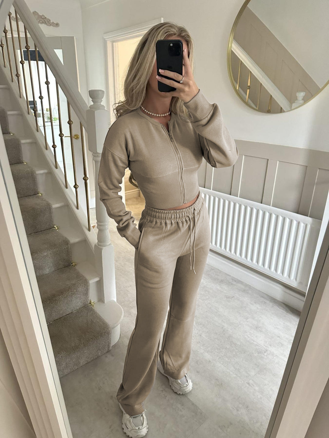 Kvinnors högskurna sport- och lounge-set med modern dragkedja Mirla-Eva Jonsson