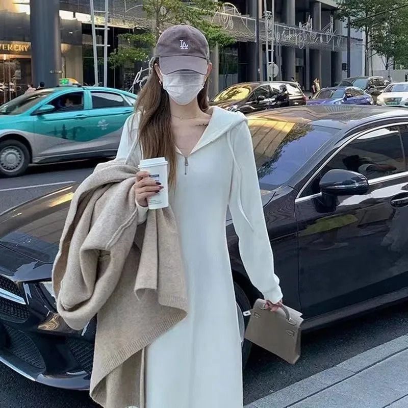 Kvinnors hooded klänning med en lång silhuett och avslappnad passform-Eva Jonsson
