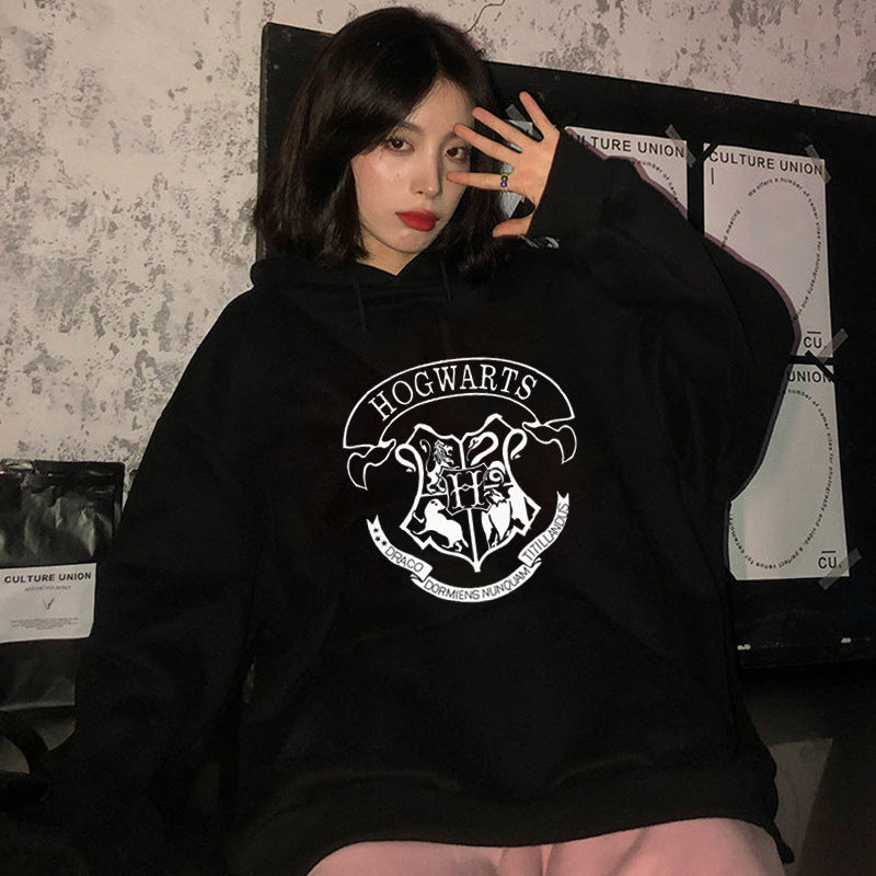 Kvinnors hooded sweatshirt med konstnärlig Hogwarts-design Mirla-Eva Jonsson