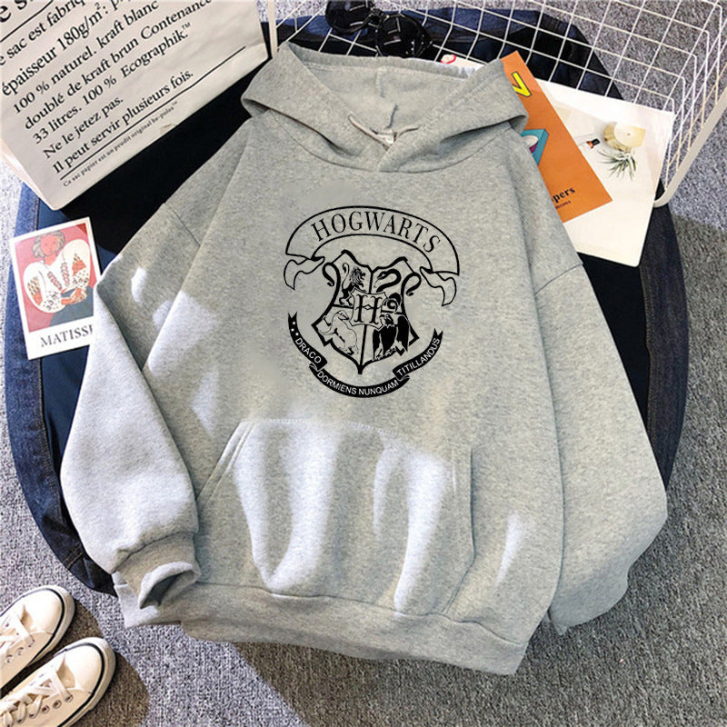 Kvinnors hooded sweatshirt med konstnärlig Hogwarts-design Mirla-Eva Jonsson