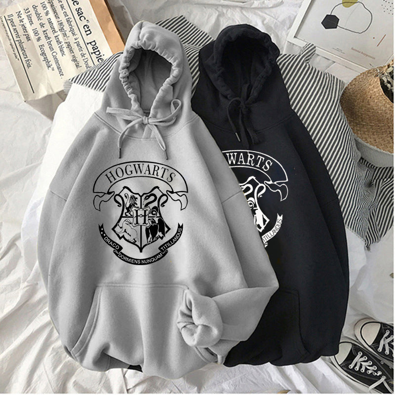 Kvinnors hooded sweatshirt med konstnärlig Hogwarts-design Mirla-Eva Jonsson