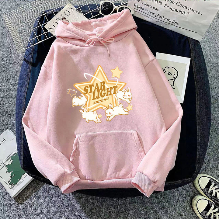 Kvinnors hooded sweatshirt med lekfullt sagomotiv Mirla-Eva Jonsson