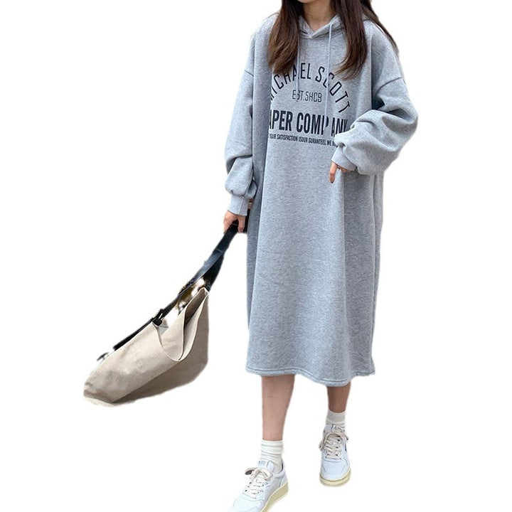 Kvinnors hoodie-klänning med modern logotryck och avslappnad passform-Eva Jonsson