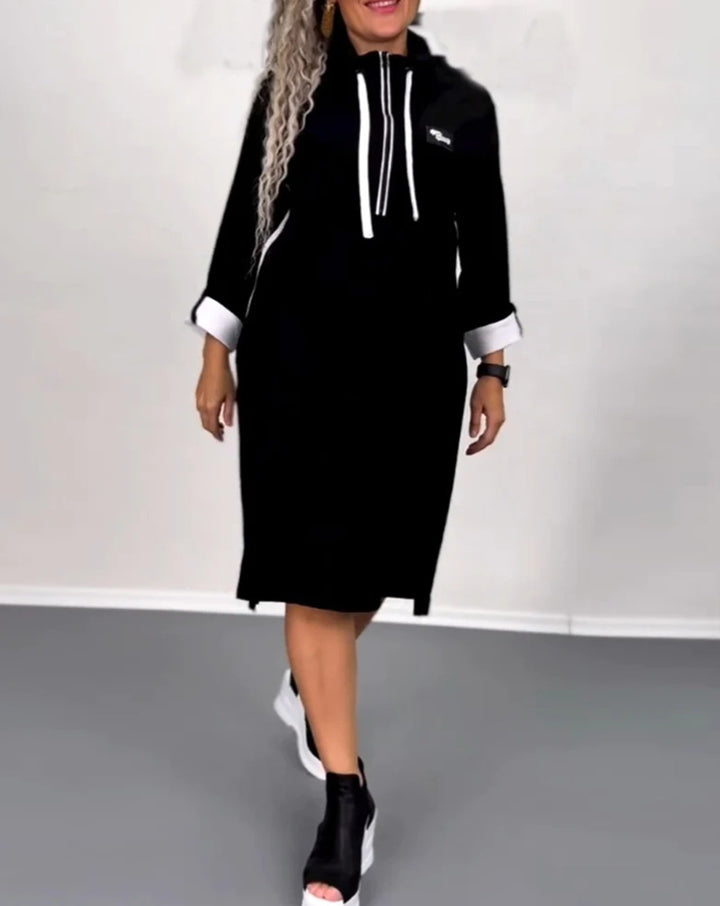 Kvinnors hoodie-klänning med sidofickor och stiligt färgkontrast Mirla-Eva Jonsson
