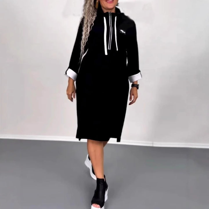 Kvinnors hoodie-klänning med sidofickor och stiligt färgkontrast Mirla-Eva Jonsson