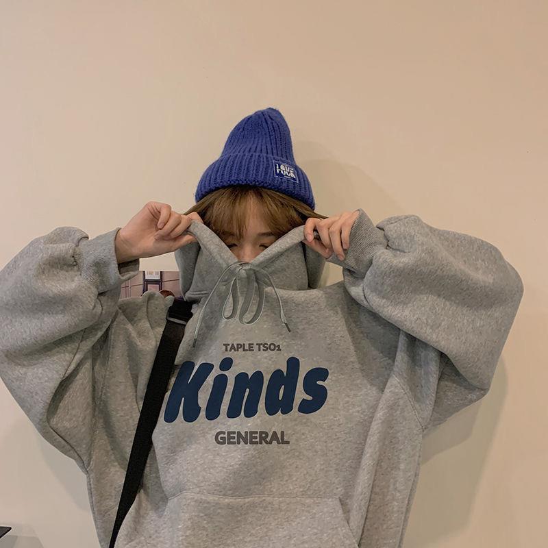 Kvinnors hoodie med avslappnad passform och modern text Mirla-Eva Jonsson