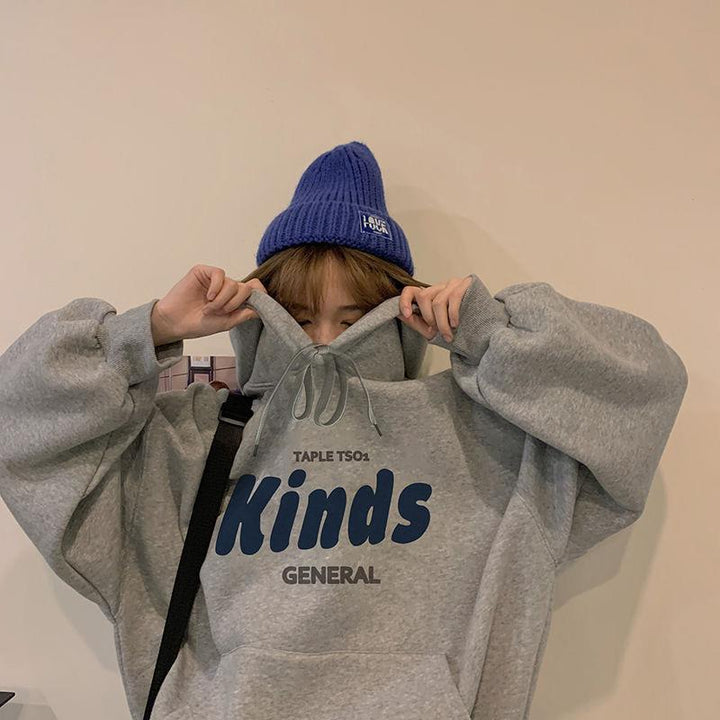 Kvinnors hoodie med avslappnad passform och modern text Mirla-Eva Jonsson