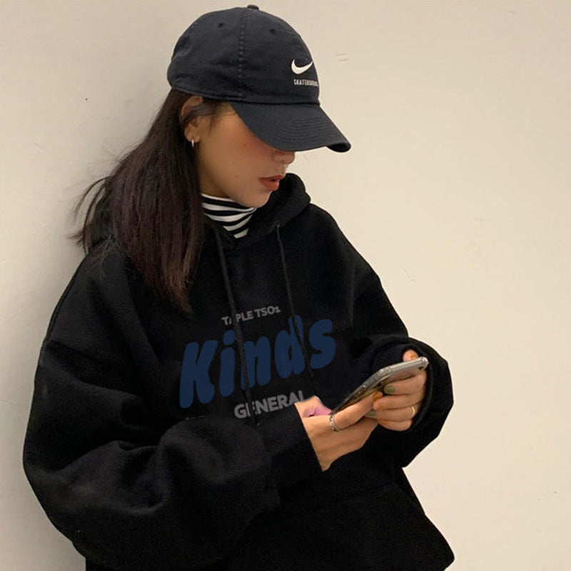Kvinnors hoodie med avslappnad passform och modern text Mirla-Eva Jonsson