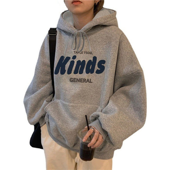 Kvinnors hoodie med avslappnad passform och modern text Mirla-Eva Jonsson