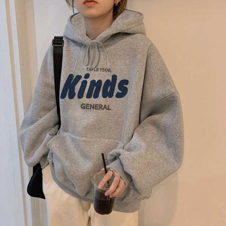 Kvinnors hoodie med avslappnad passform och modern text Mirla-Eva Jonsson