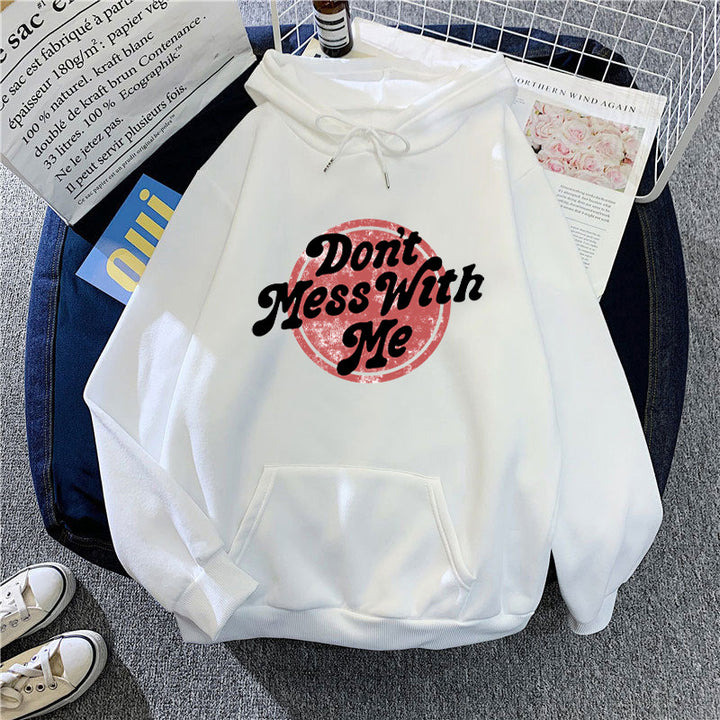 Kvinnors hoodie med avslappnad statementsdesign Mirla-Eva Jonsson