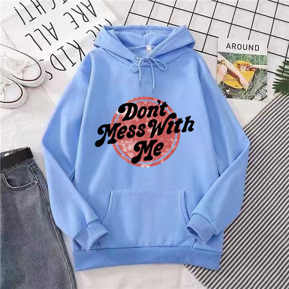 Kvinnors hoodie med avslappnad statementsdesign Mirla-Eva Jonsson