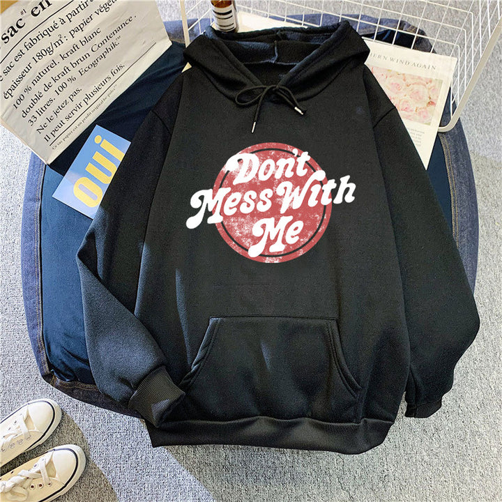 Kvinnors hoodie med avslappnad statementsdesign Mirla-Eva Jonsson