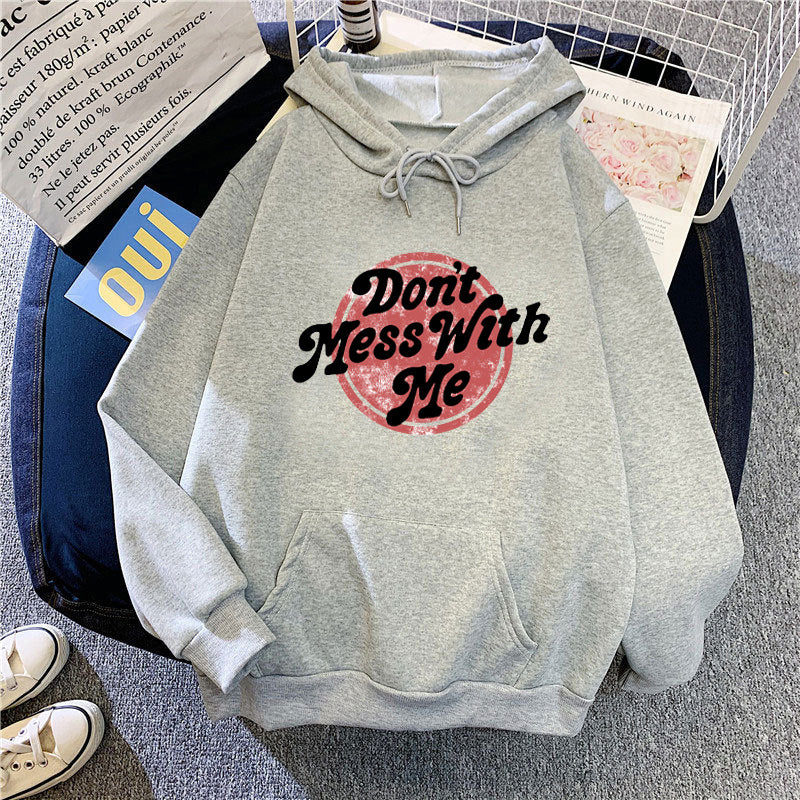 Kvinnors hoodie med avslappnad statementsdesign Mirla-Eva Jonsson