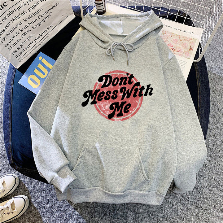 Kvinnors hoodie med avslappnad statementsdesign Mirla-Eva Jonsson