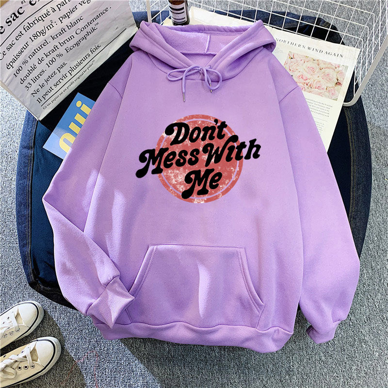 Kvinnors hoodie med avslappnad statementsdesign Mirla-Eva Jonsson