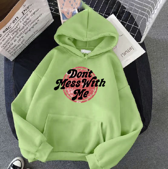 Kvinnors hoodie med avslappnad statementsdesign Mirla-Eva Jonsson