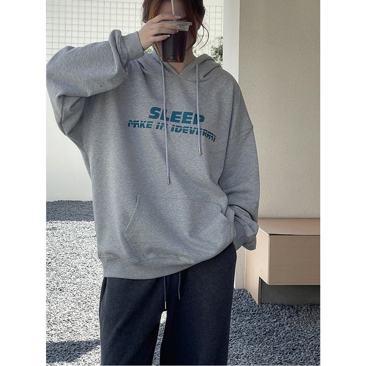 Kvinnors hoodie med avslappnad text och bekväm passform Mirla-Eva Jonsson