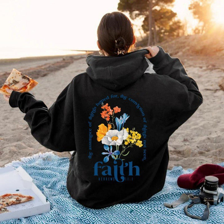 Kvinnors hoodie med blommig lettering och inspirerande design Mirla-Eva Jonsson