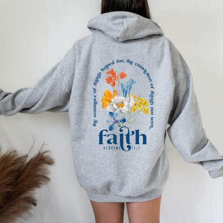Kvinnors hoodie med blommig lettering och inspirerande design Mirla-Eva Jonsson